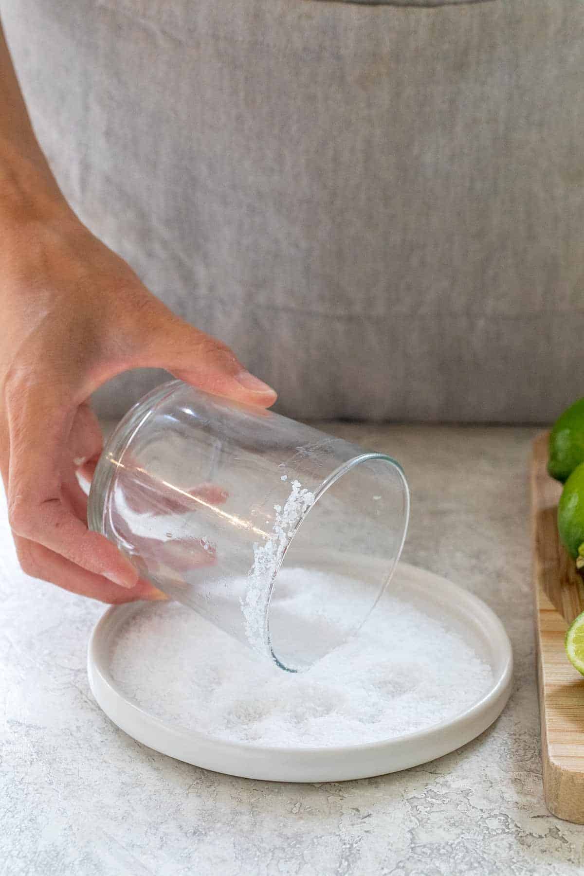 在盐中滚动玻璃边缘