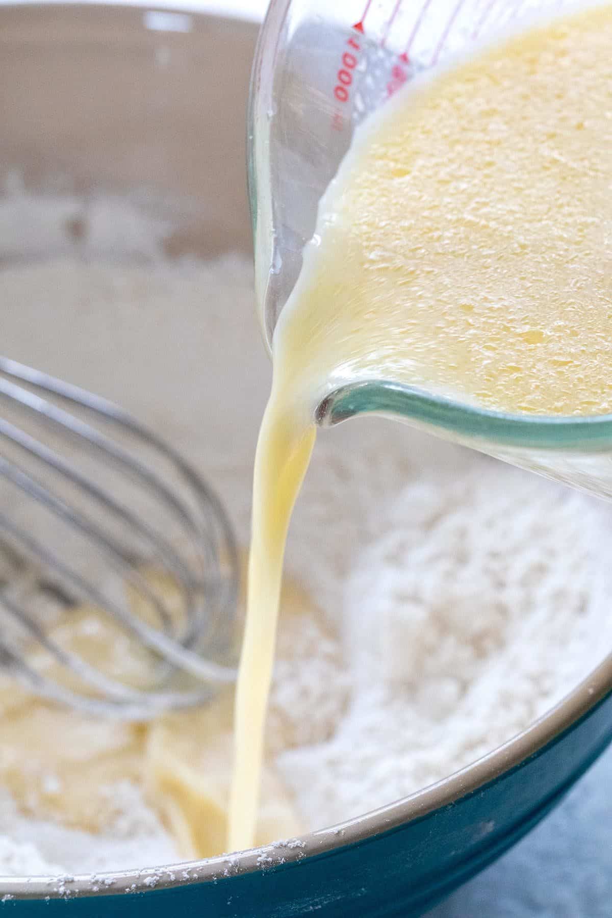 将蛋混合物倒入一碗面粉中