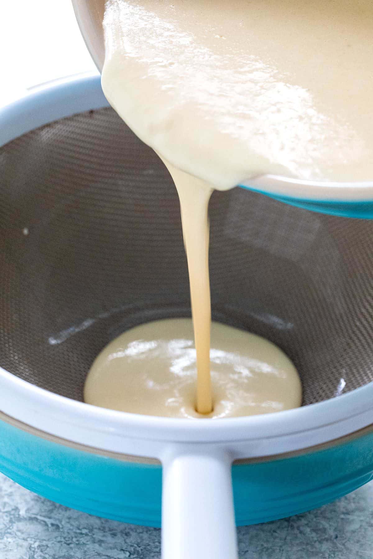 用细网筛过滤绉纱面糊